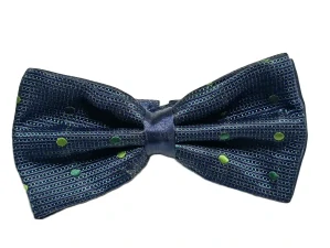 Pánsky motýlik modrý so zelenými bodkami – elegantný doplnok s pevným uzlom