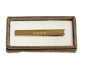 Zlatá spona na kravatu s elegantným detailom