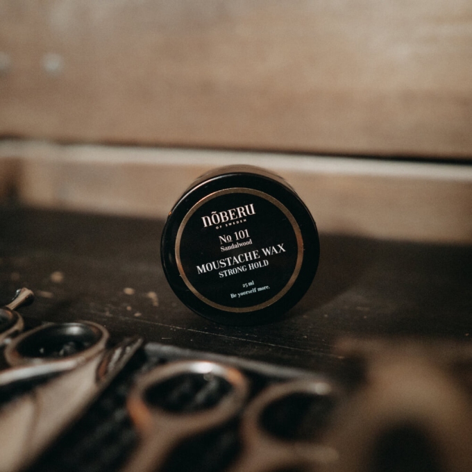 Noberu vosk na fúzy Sandalwood Strong Hold 25 ml – silná fixácia a tvarovanie fúzov