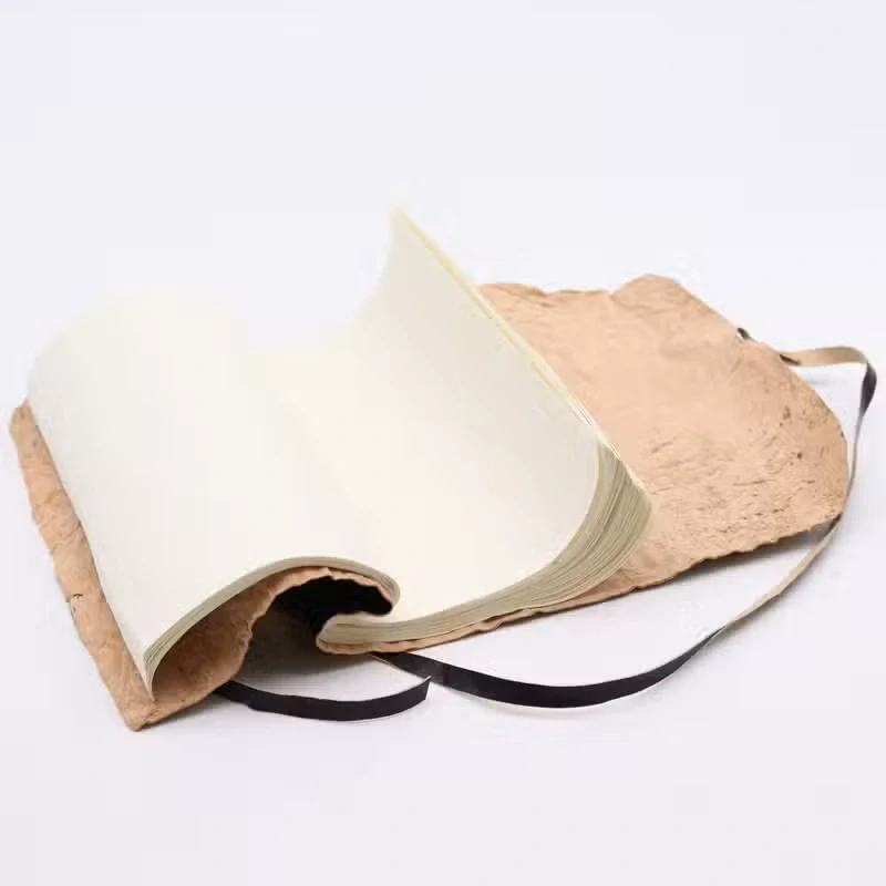 Kožený cestovateľský zápisník 21 × 15 cm – rolovaný cestovný denník